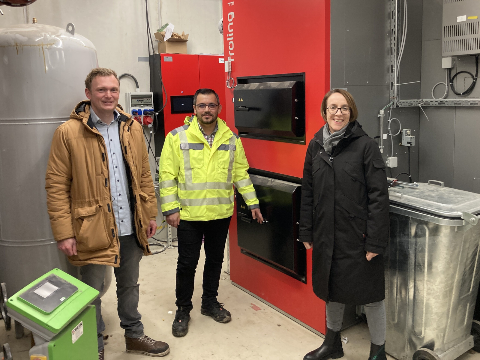 Mitarbeitende der Stadtwerke informieren über die neue Anlage.