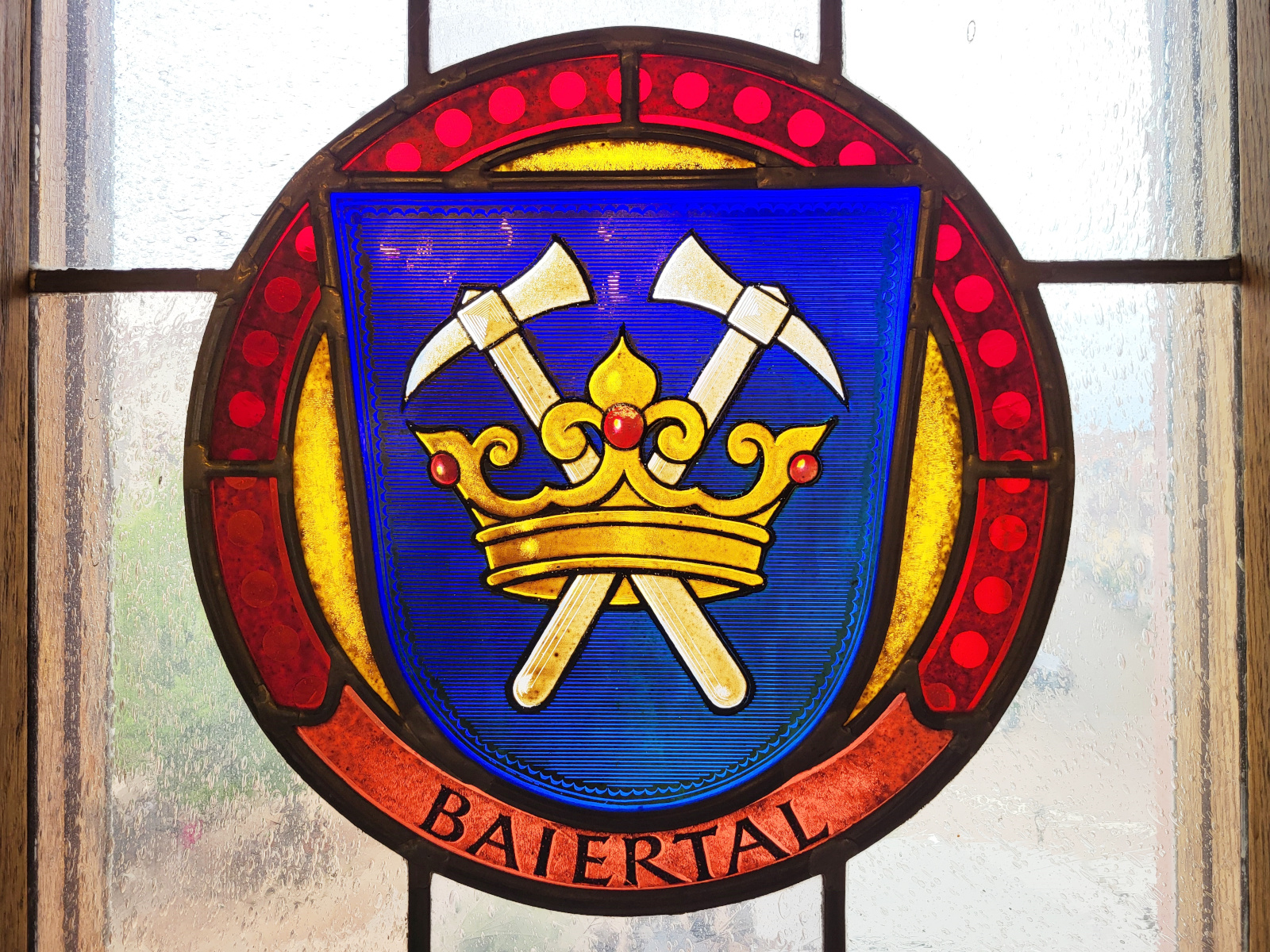 Baiertaler Wappen als Buntglasfenster gestaltet.