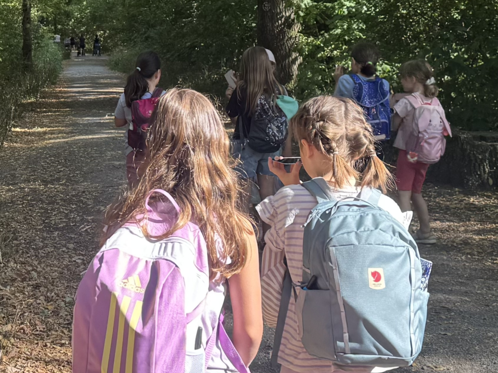 Kinder erkunden den Dämmelwald.