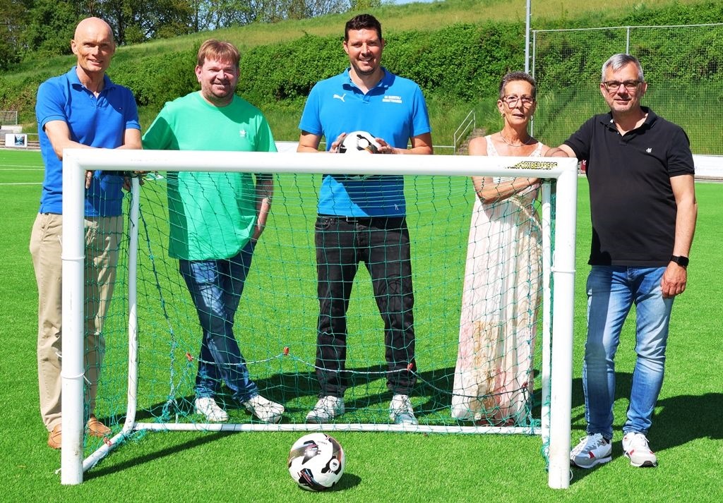 Gruppenfoto mit OB Elkemann, OV Glaser und Verantwortlichen des SpVgg Baiertal.