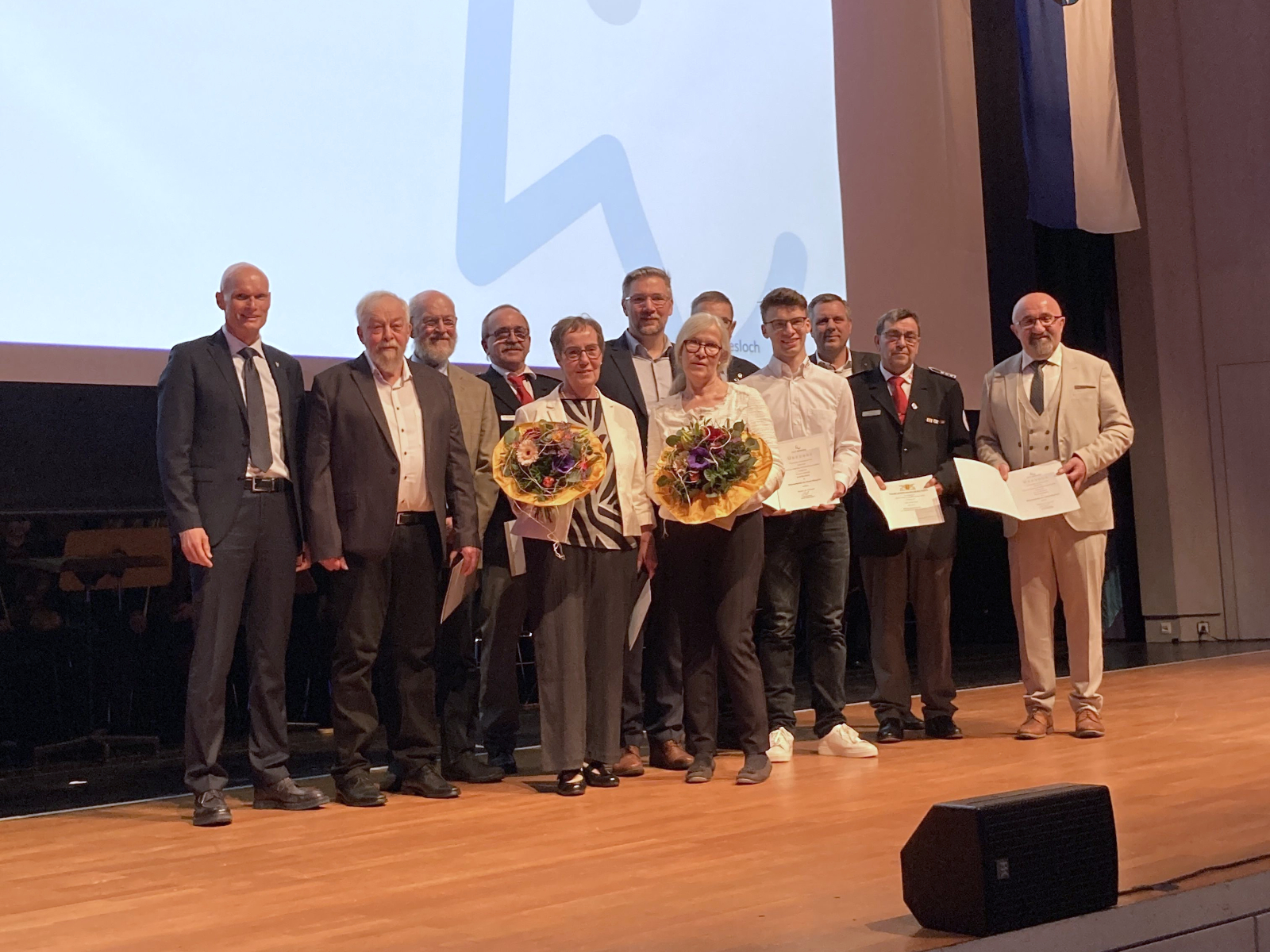 Gruppenfoto der Geehrten mit OB Elkemann.