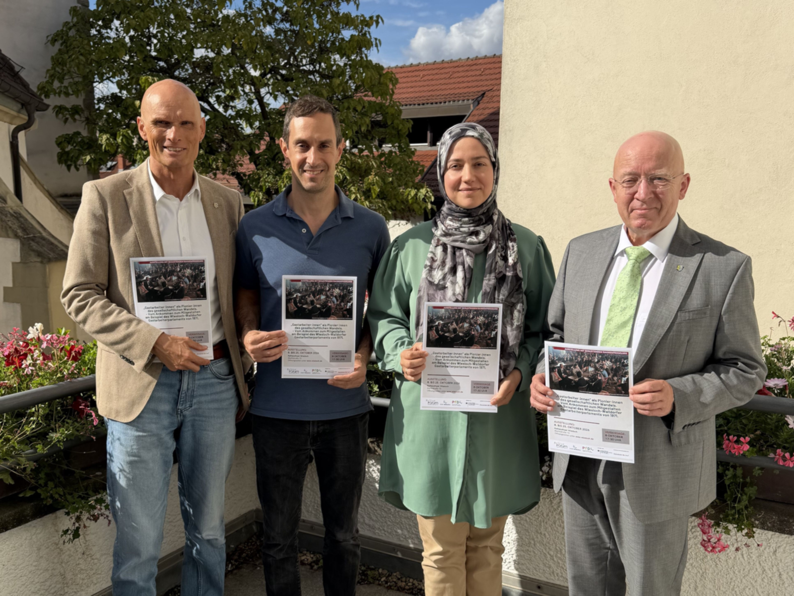 Gruppenfoto mit Ausstellungs-Flyern.