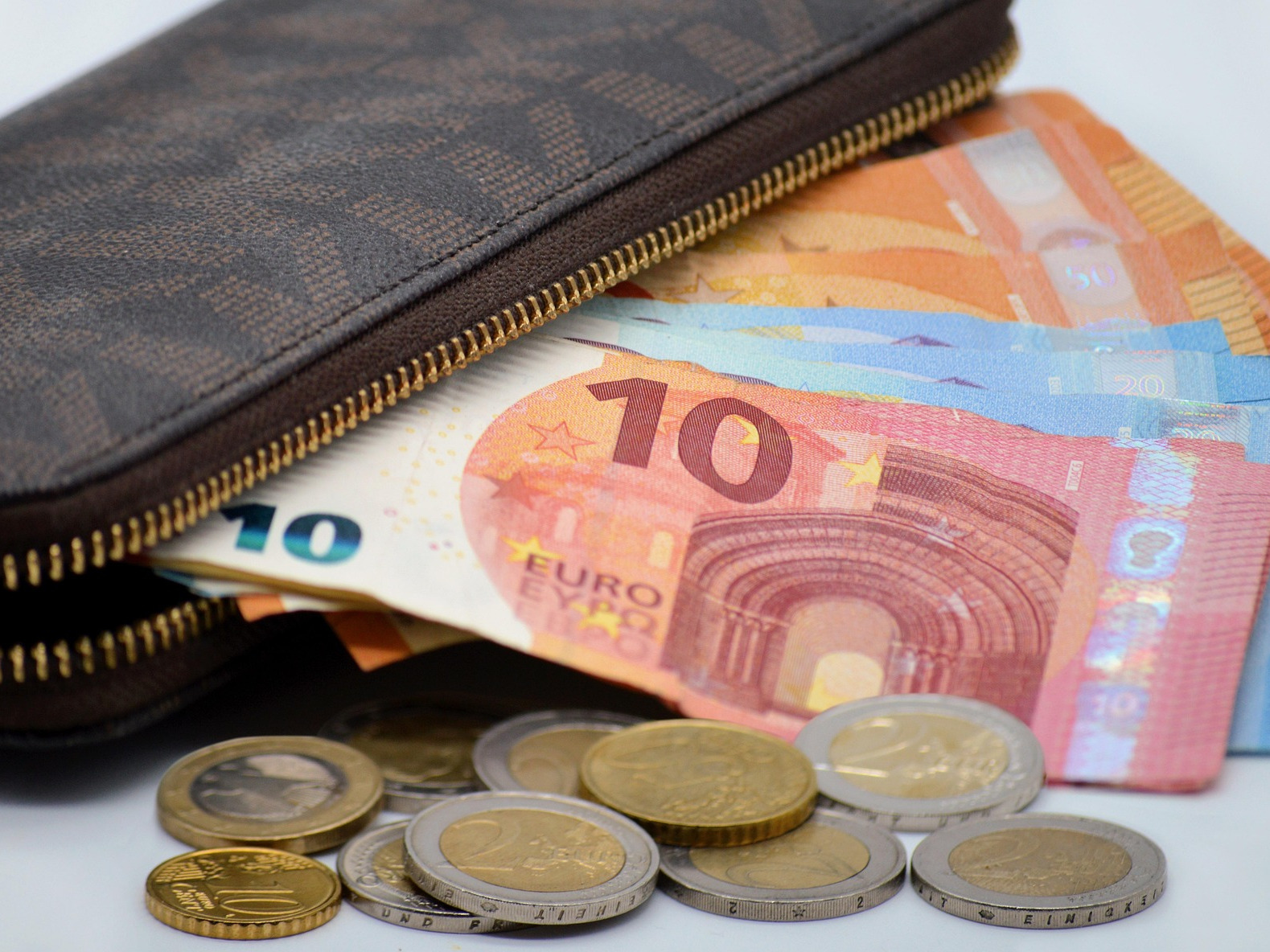 Geldbeutel mit Euro-Scheinen und Münzen.