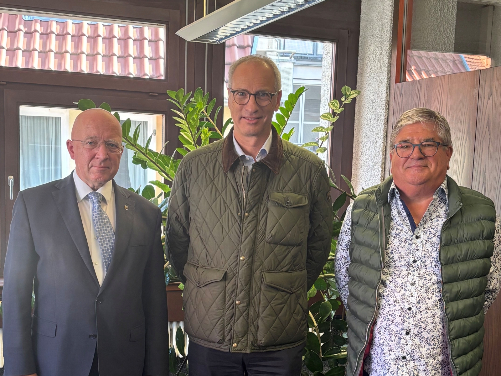 Bürgermeister Ludwig Sauer, Honorarkonsul Andreas Schick und Erwin Walter.