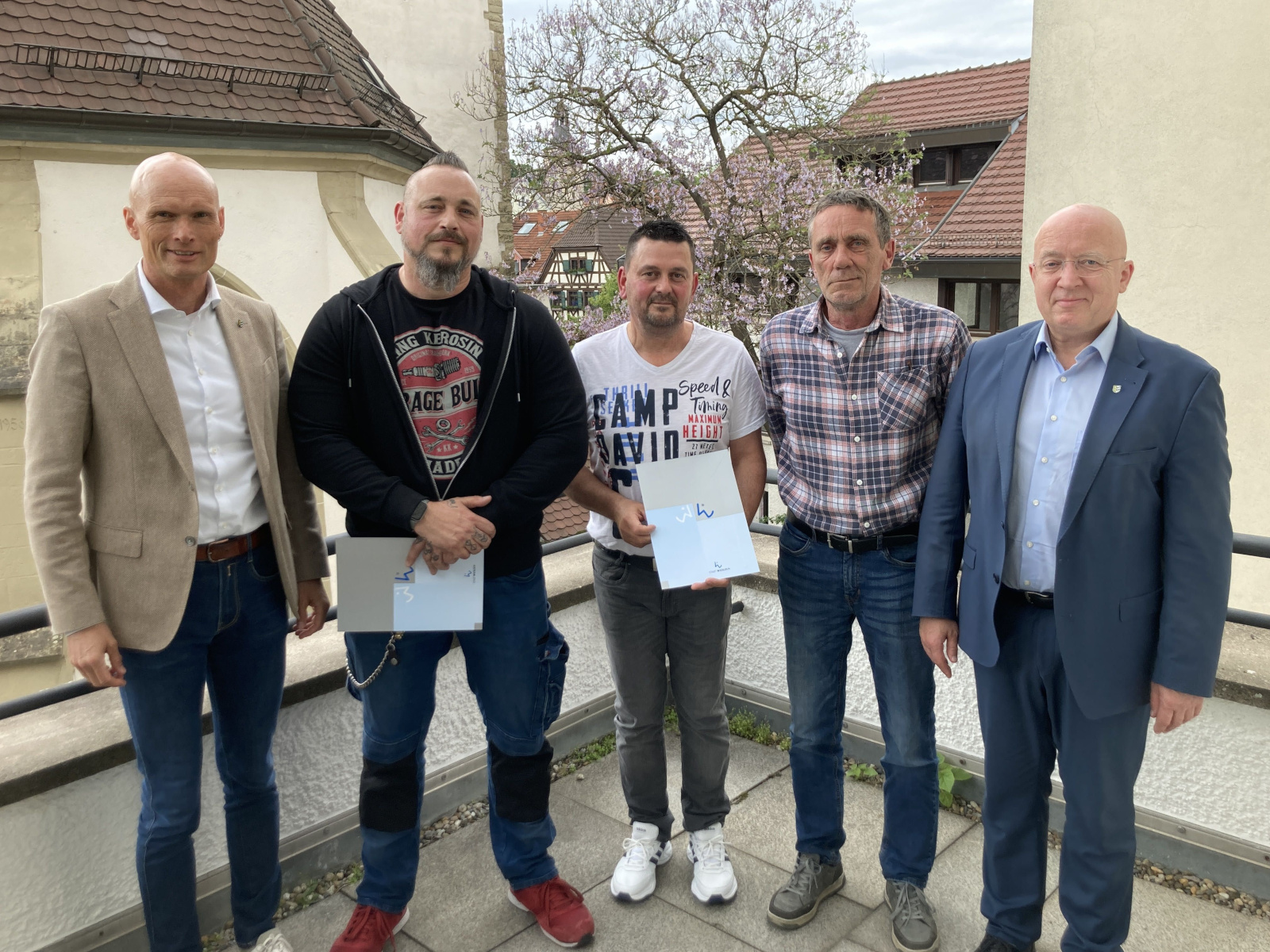 Gruppenfoto der Geehrten mit OB Elkemann und BM Sauer.